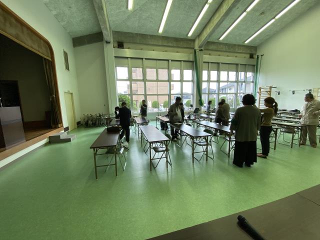 会場の準備中、ほぼ全体が