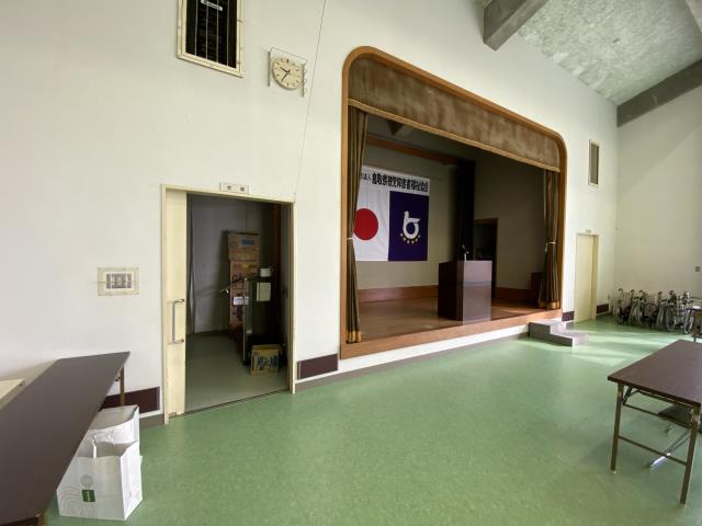 ステージを斜め前方から