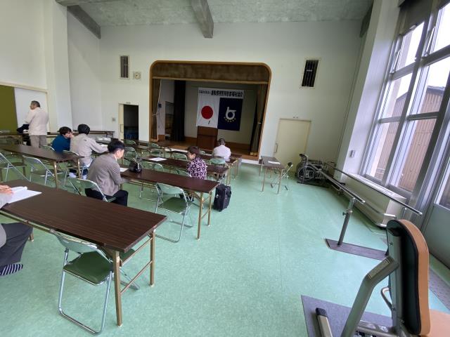 会場後方から前に向かって、こちらも雑談中