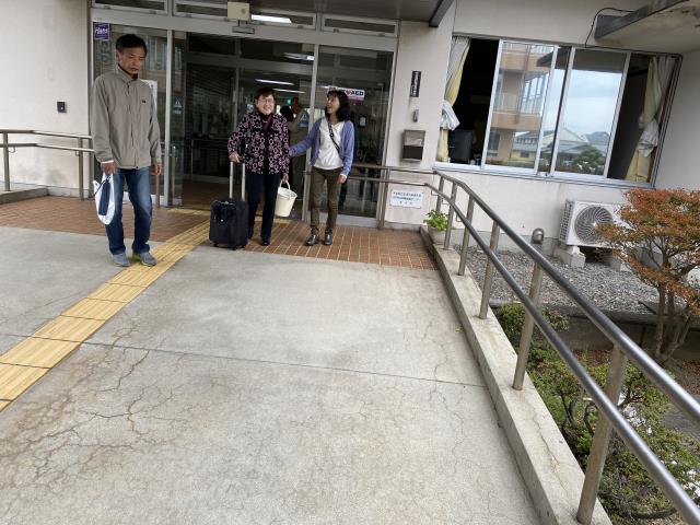 身障センターの玄関で、帰りの風景