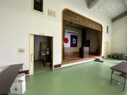 ステージを斜め前方から