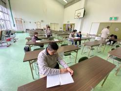 前から会場を後方に向かって、開会前で雑談中