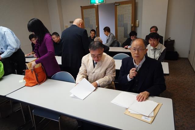 講演を聞く参加者