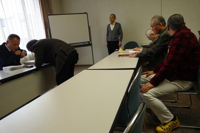 講師と打ち合わせ中、参加者も