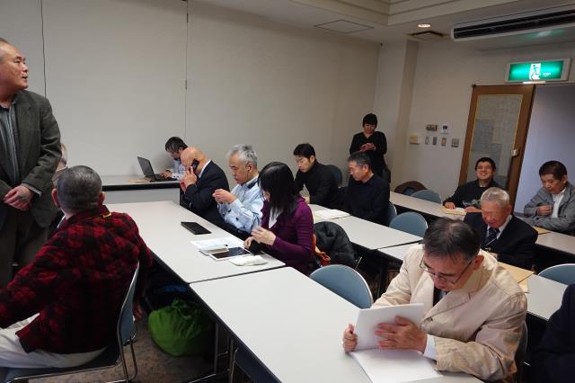 こちらも横から全体を、司会者が立って