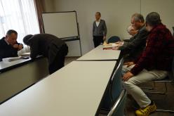 講師と打ち合わせ中、参加者も