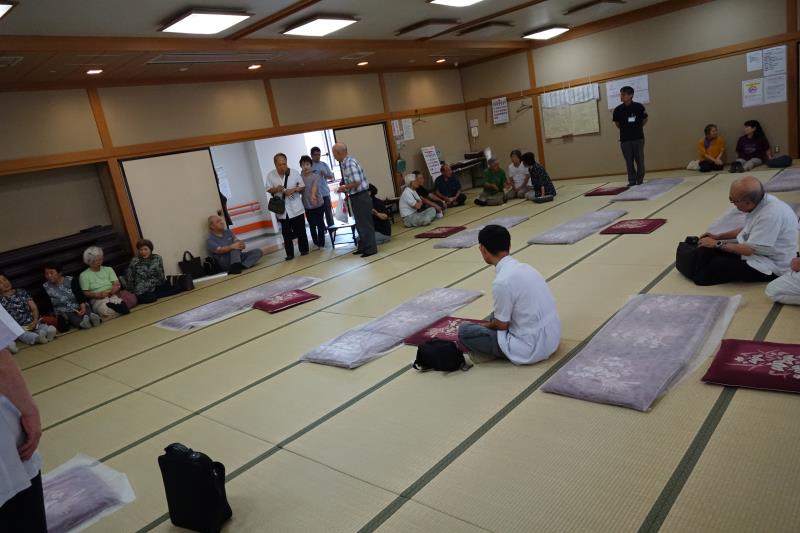 待機中の来場者がずらり