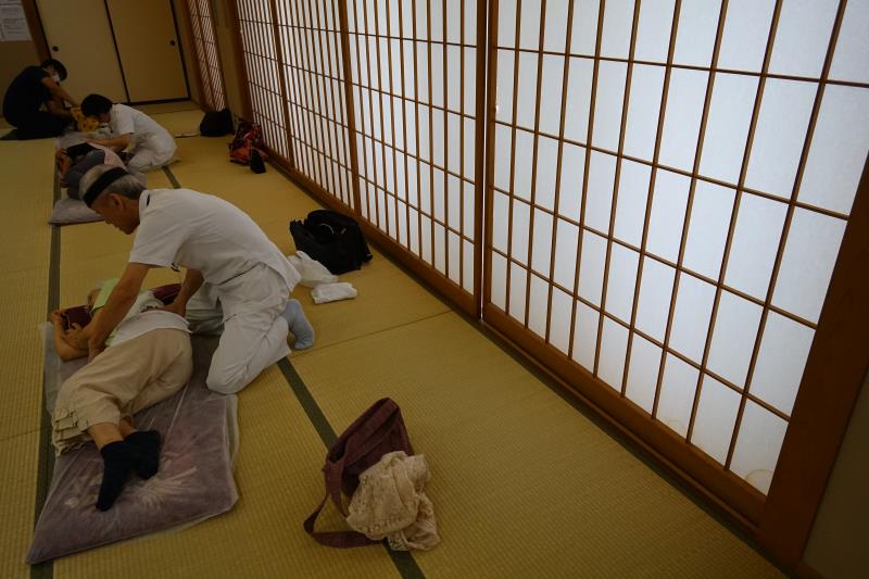 障子の前で施術中