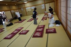 施術者１０名ほどが準備中