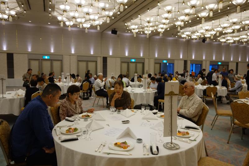 交流会のテーブルを囲んで雑談中