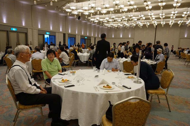 こちらも交流会でテーブルを囲んで