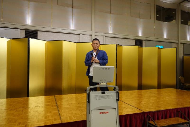 本県男性がカラオケを