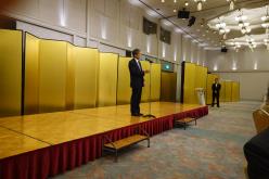 こちらはダークスーツの男性が