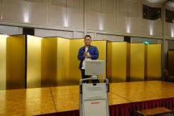 本県男性がカラオケを