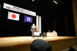 カラオケ大会で本県の男性が熱唱中