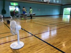 受付を中心に選手が数名