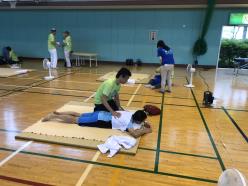 真ん中に施術者と選手が、係員も