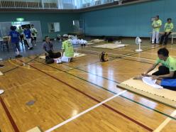 そろそろ終わりの雰囲気で話している人が、出入りする人も