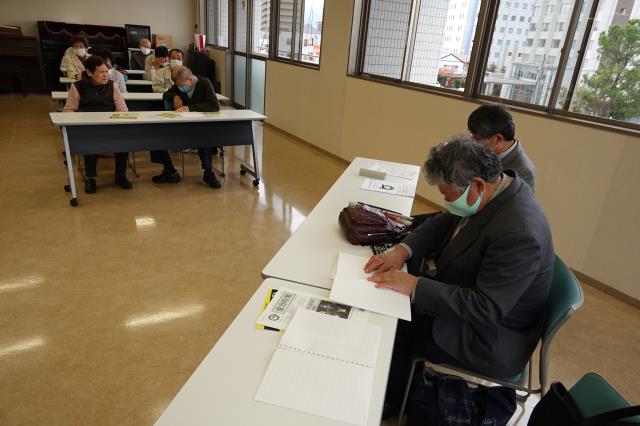 窓際の席、外の風景も