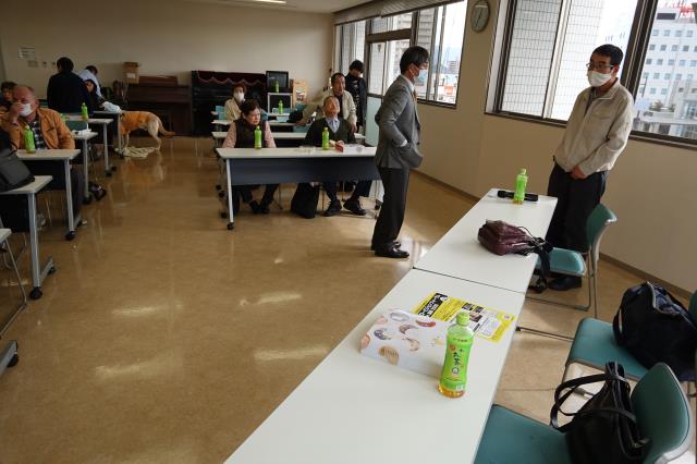 窓際方向で盲導犬も