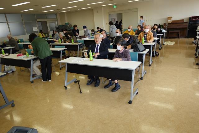 お昼休みでそれぞれ談笑