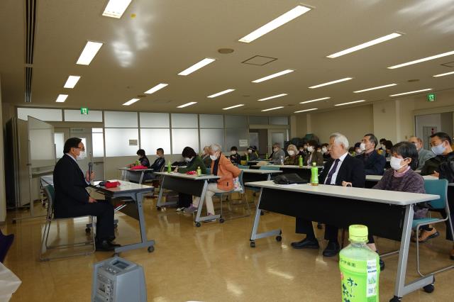 講師がマイクを、会場全体を