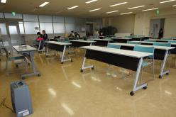 始まる前で机やマイクも、静かな感じが