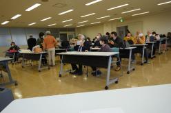 人が多く、話したり座ったり、皆マスク