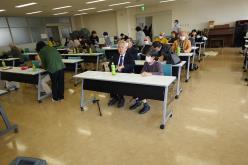 お昼休みでそれぞれ談笑