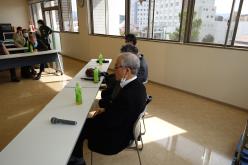 前の席を横から