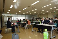 講師がマイクを、会場全体を