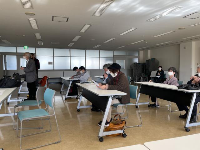 始まる前で立っている人も座っている人も