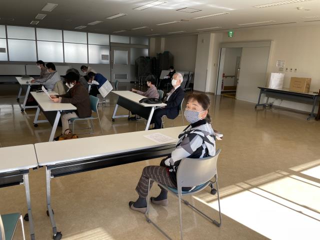 資料を読んだりしている人も