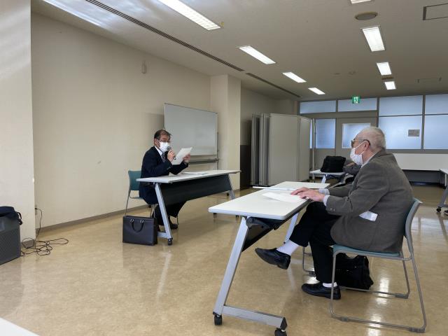 講師がマイクを持って