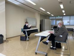 講師がマイクを持って